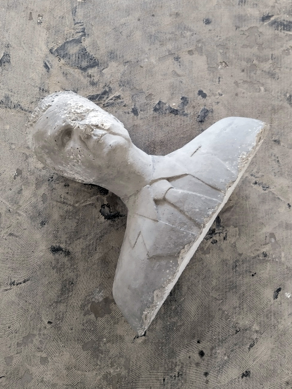 sculpture-de-bachar-el-assad-60x80x30cm-g-chamahian-2019
